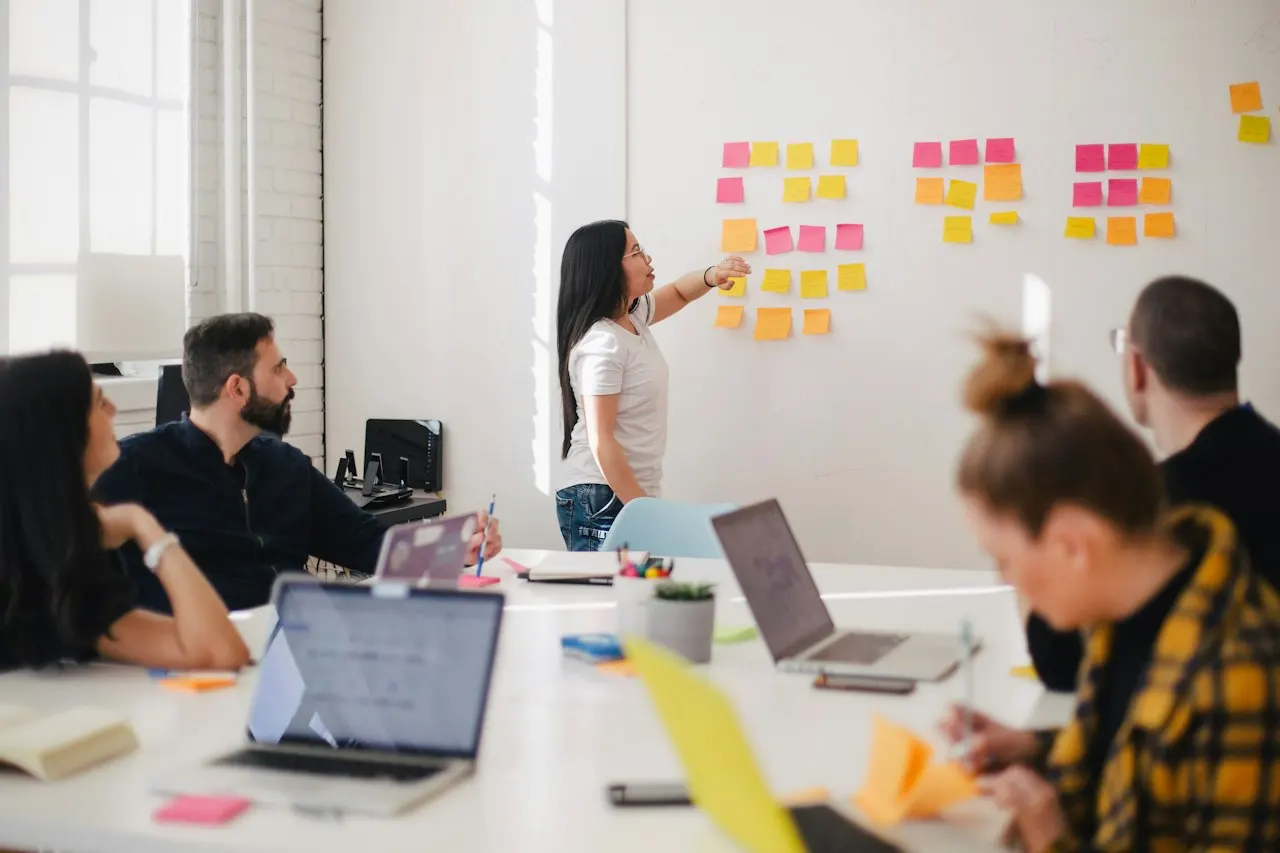 Equipe analisando necessidades e oportunidades de negócios